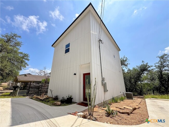 Building Photo - 1200 Willow Dr
