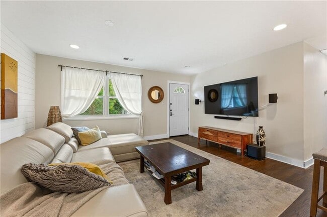 Building Photo - 551 Lyle Dr SE