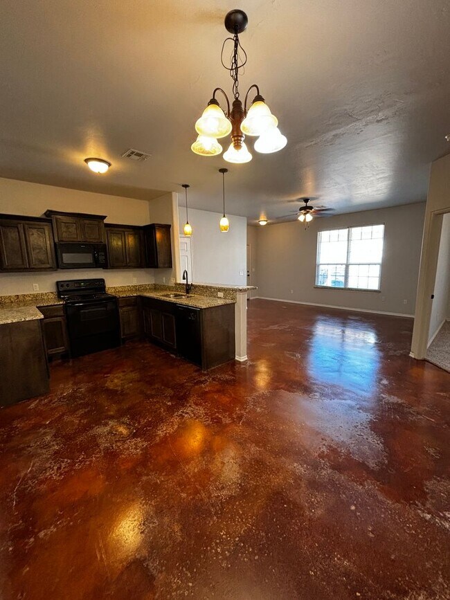 Building Photo - Move in Special!! 3BR 2BA duplex with 2 ca...