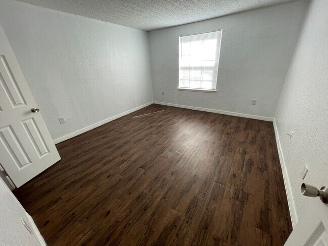 Building Photo - 2 Bedroom/2 Bathroom 1st Floor Condo at Cy...