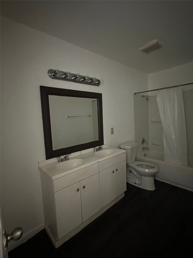 Building Photo - 516 Holiday Dr