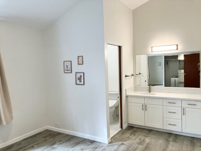 Building Photo - $3,300 2-Bed/2-Bath/2-Parking Townhouse in...