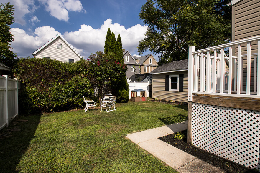 Building Photo - 219 Magie Ave