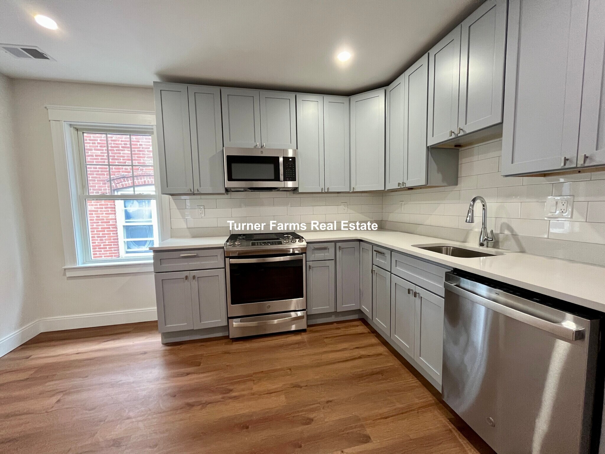 Building Photo - 72 Belden St