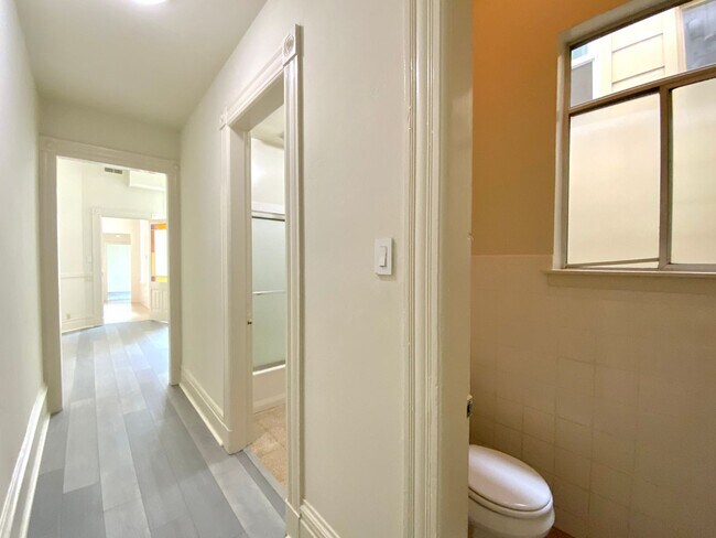 Building Photo - SPACIOUS Unit w/ Bonus Room/Office, Hardwo...