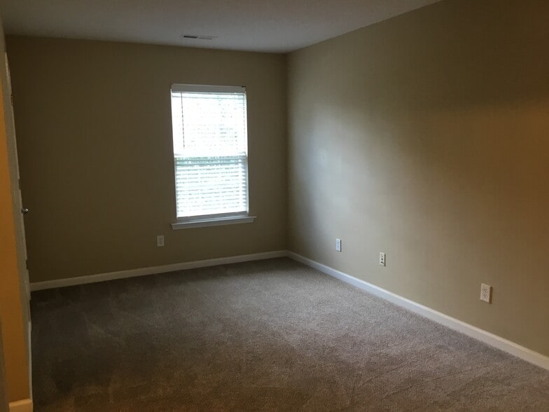 Building Photo - 6004 Glen Way Dr