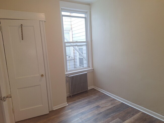 Building Photo - 589 Avenue A