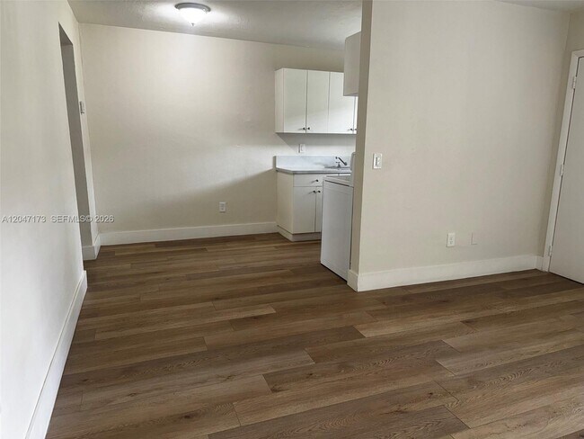 Building Photo - 1330 W 29th St