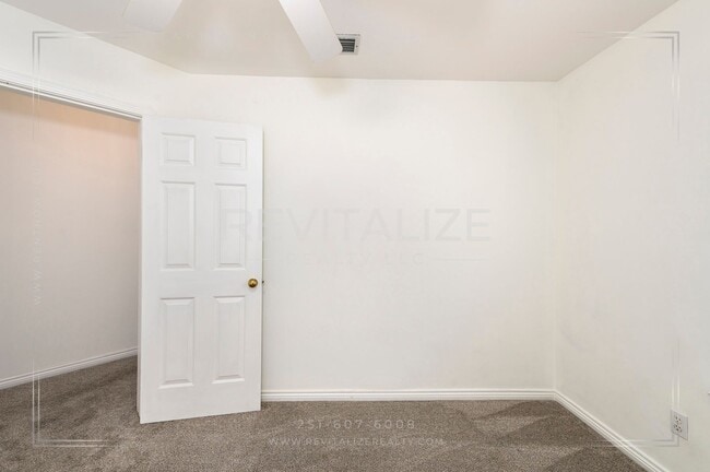 Building Photo - Charming 3-Level Home with Water Access in...