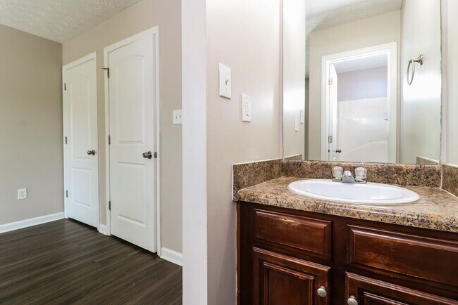 Building Photo - 1000 Weatherwood Pl NE