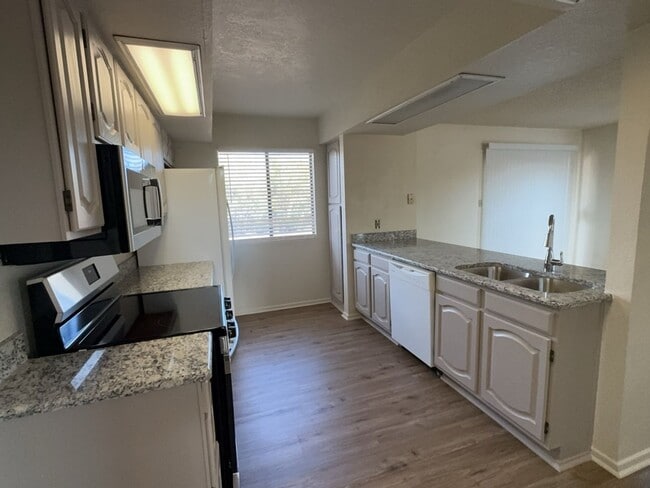 Building Photo - Great two story, 3 bedroom, 2.5 bath home