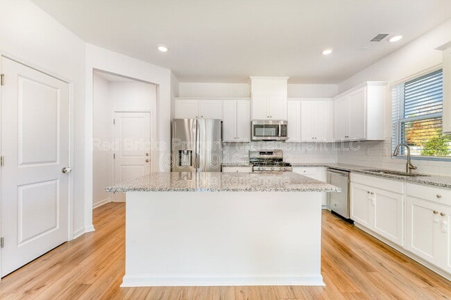 Building Photo - 2034 Highland Park Dr