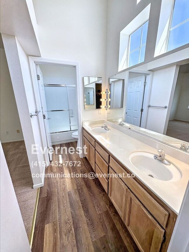 Building Photo - Lovely 2-Bedroom Townhome: Comfort and Con...