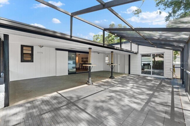 Building Photo - 2257 Lake Dr