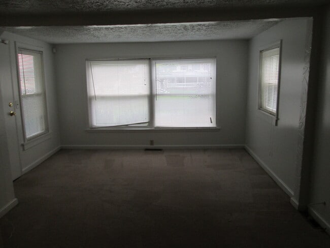 Building Photo - 115 E Montrose St