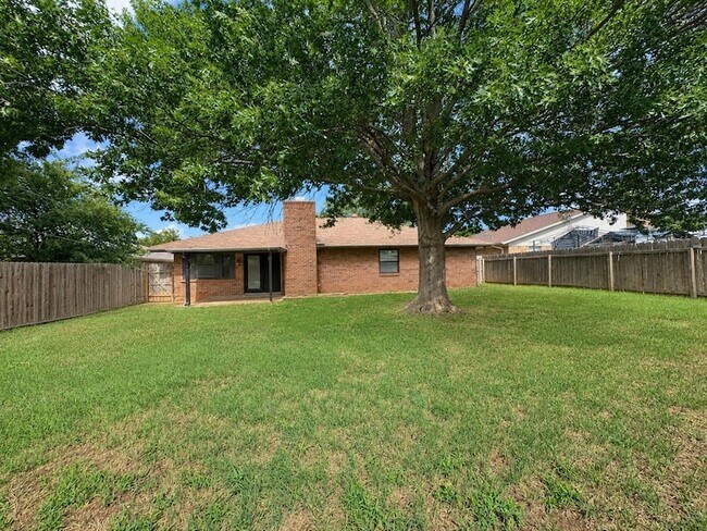 Building Photo - 2113 Selma Dr