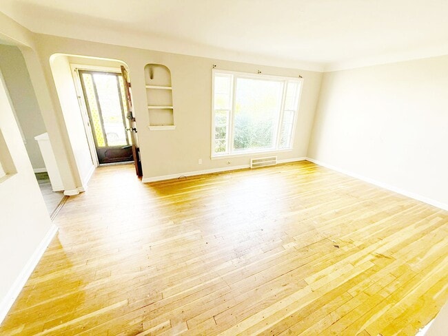 Building Photo - 3 BED 1 BATH BEAUTIFUL SINGLE FAMILY HOME