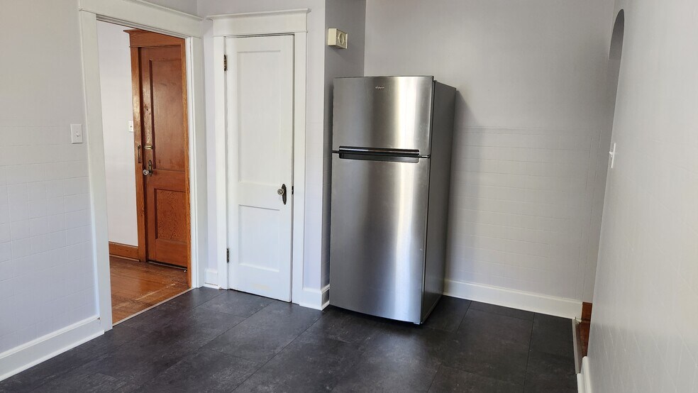 Building Photo - 26 W Areba Ave