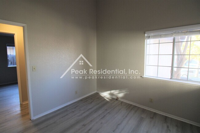 Building Photo - Updated 3bd/2ba Home near Cosumnes River College