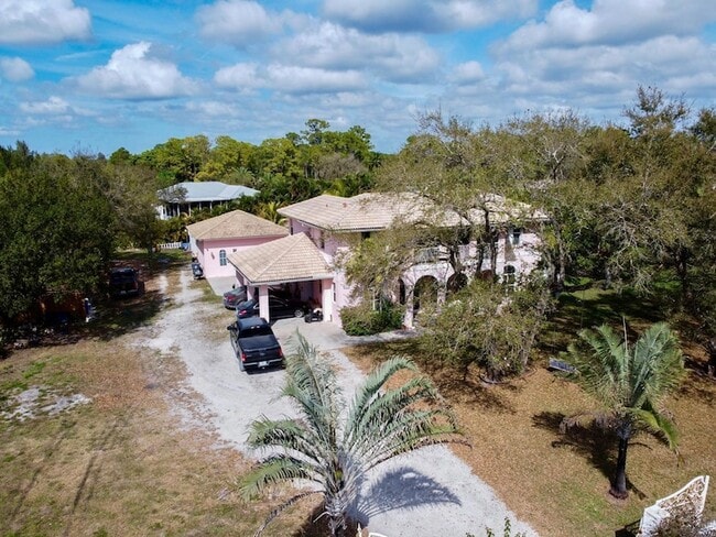 Building Photo - 16975 83rd Pl N
