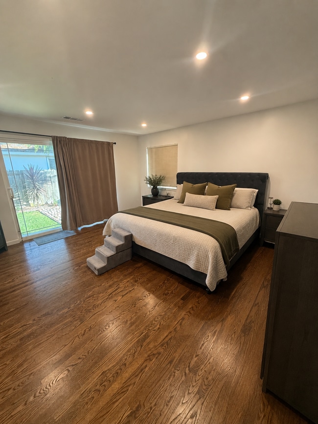 Building Photo - 3437 Madeira Way