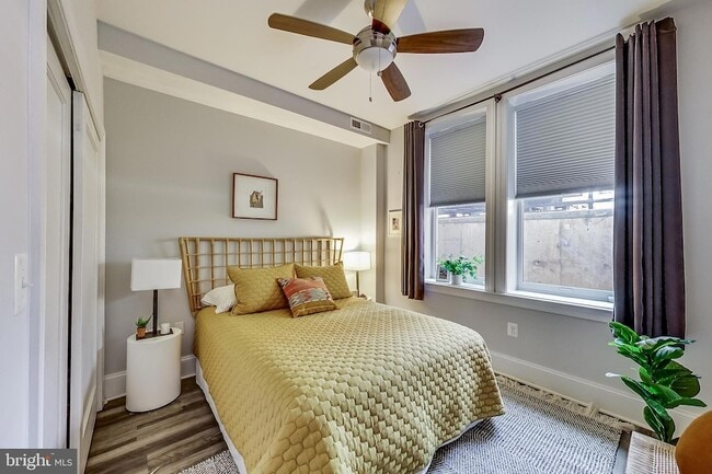 Building Photo - 819 D St NE