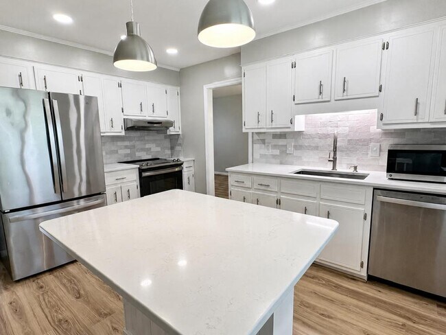 Building Photo - 247 Brookside Ct