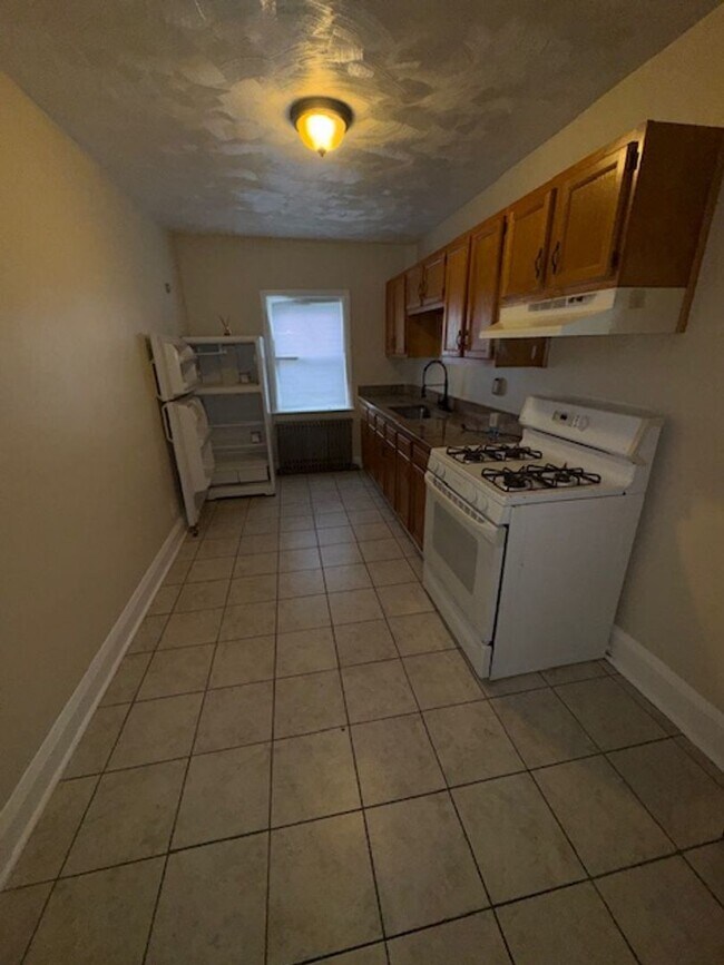 Building Photo - Charming 1 Bedroom Apt