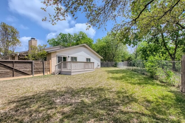 Building Photo - Charming 3/BR 2/BA Home with Spacious Back...