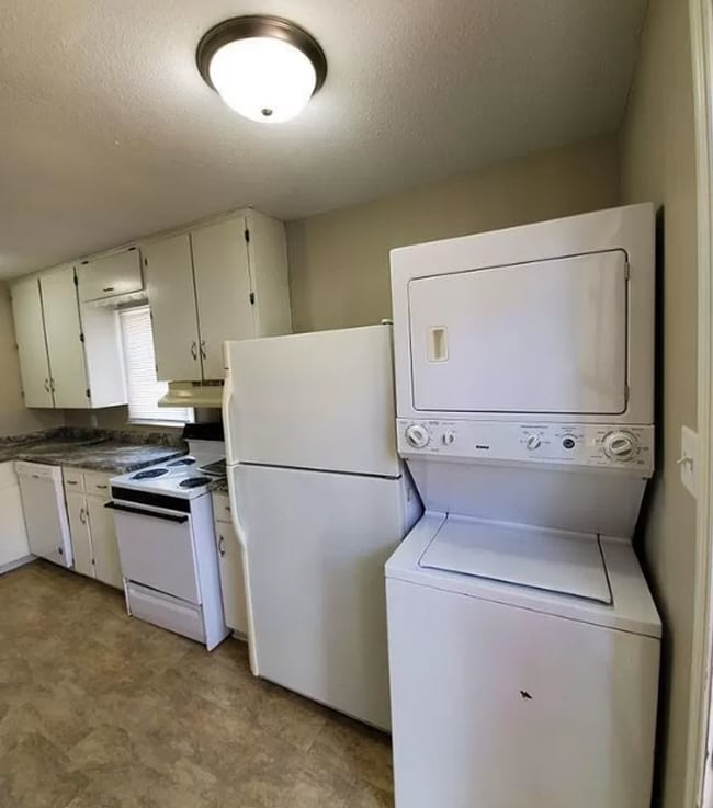 Building Photo - 2 bedroom home with 1+ car garage, pet friendly!