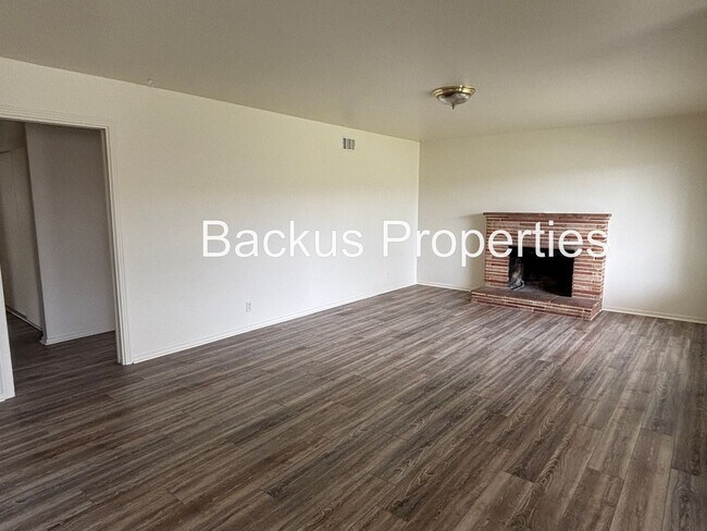 Building Photo - Great one level three bedroom home in South Salinas
