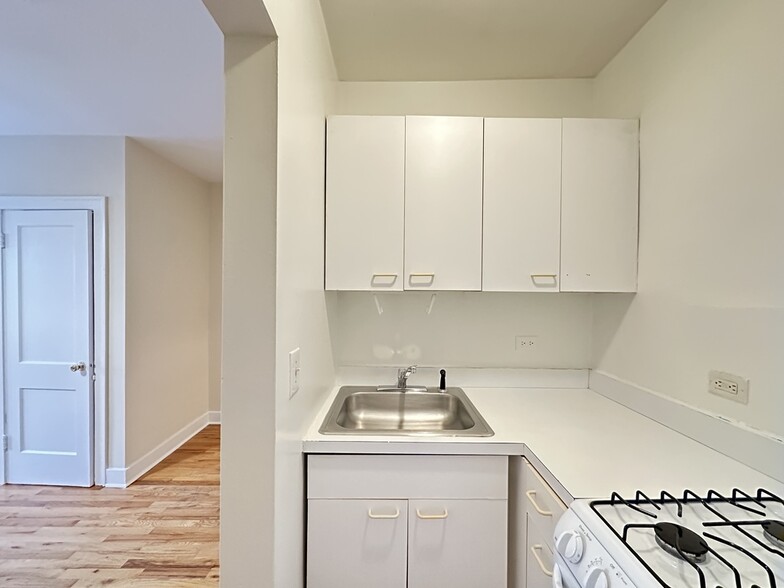 Building Photo - 513 W Wellington Ave