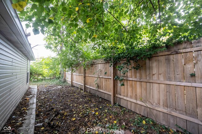 Building Photo - 955 N Traub Ave