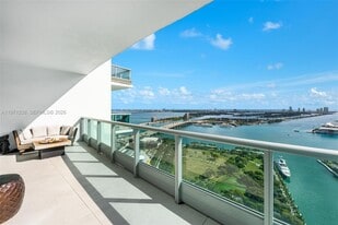 Building Photo - 900 Biscayne