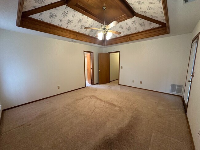 Building Photo - 4 Bed, 2.5 Bath Brick home with 2 car garage