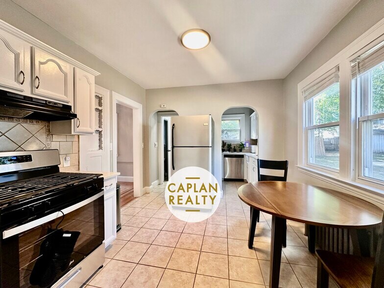 Building Photo - 86 Roydon Rd