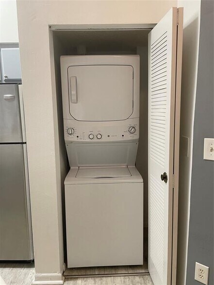 Building Photo - 2550 SW 18th Ter