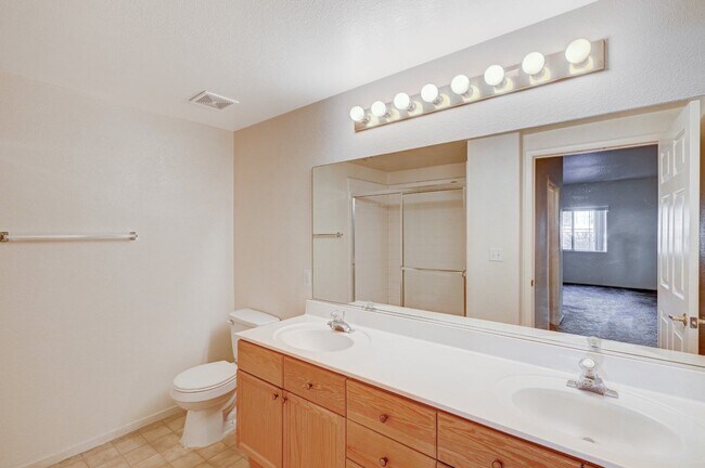 Building Photo - Beautifully Designed 2 Bedroom Condo in North Summerlin!