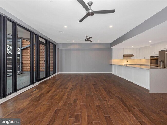 Building Photo - 210 E 2nd St