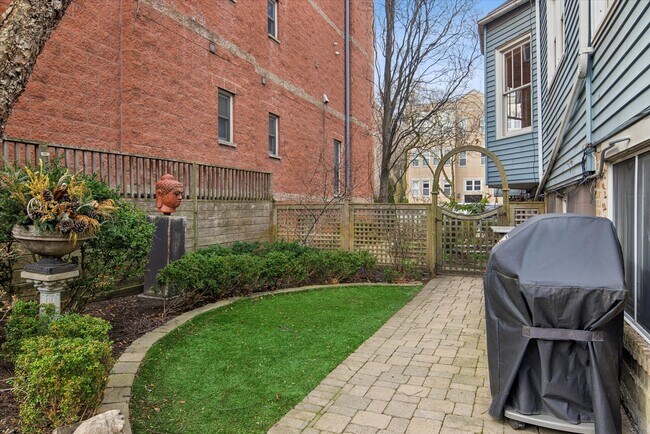 Building Photo - 3135 N Seminary Ave