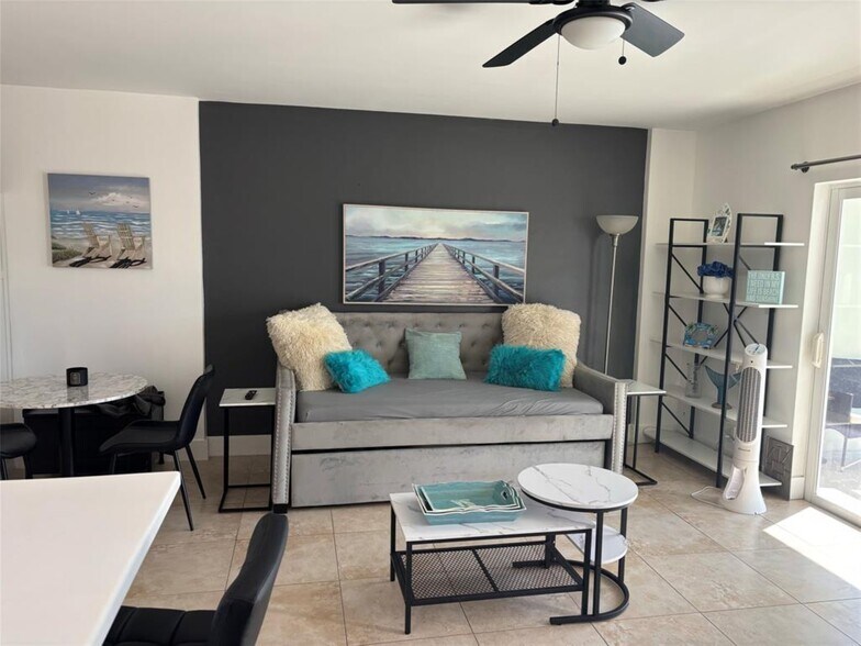 Building Photo - 2900 NE 30th St