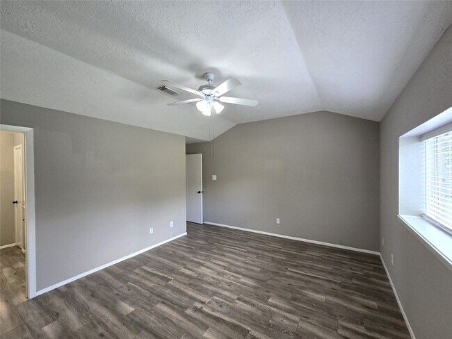 Building Photo - 24015 Farm Hill Dr