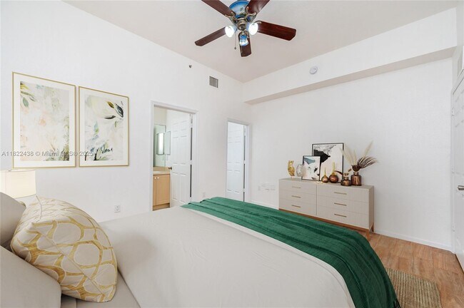 Building Photo - 2851 Riverside Dr