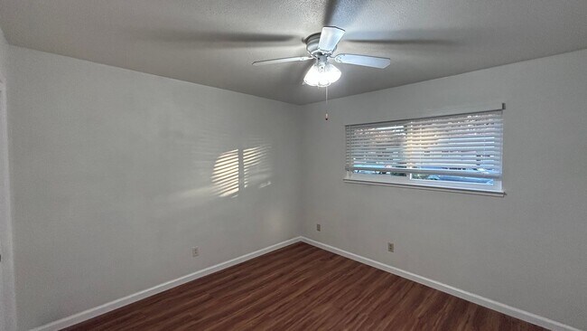 Building Photo - 1717 Briarwood Dr