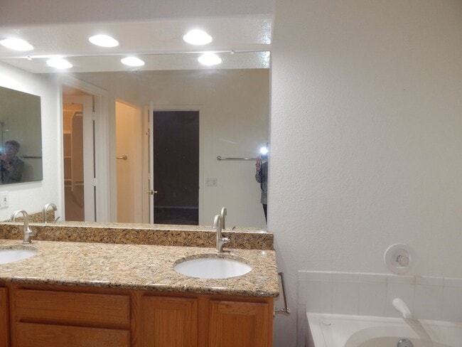 Building Photo - 3 Bedrooms 2 Bathrooms close to Sabino Canyon