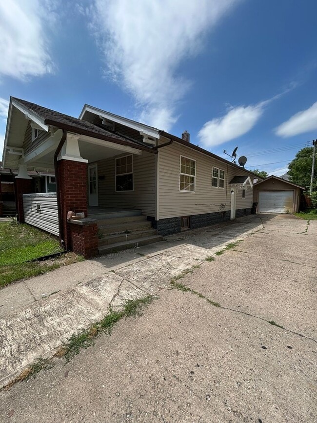 Building Photo - 1717 Roys Ave