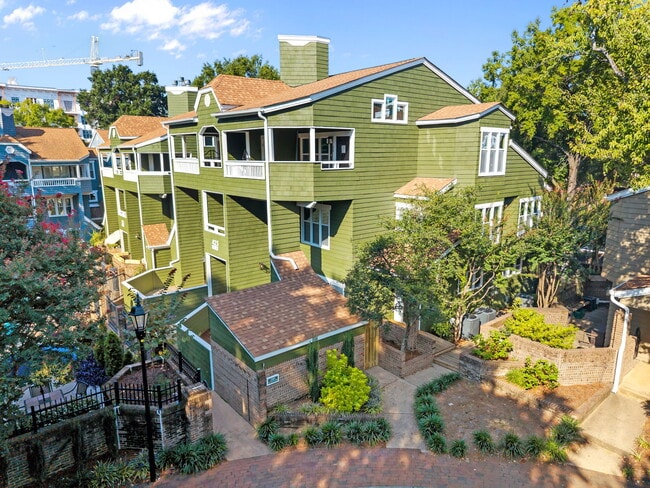 Building Photo - 425 W 8th St