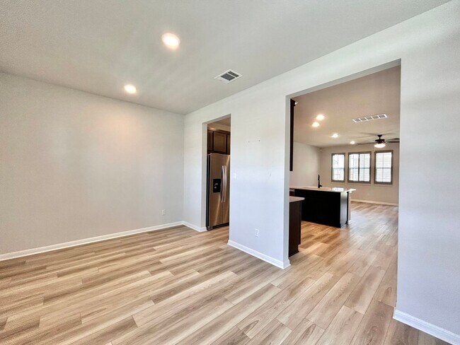 Building Photo - Spacious 3/BR 2.5/BA Home with Modern Fini...
