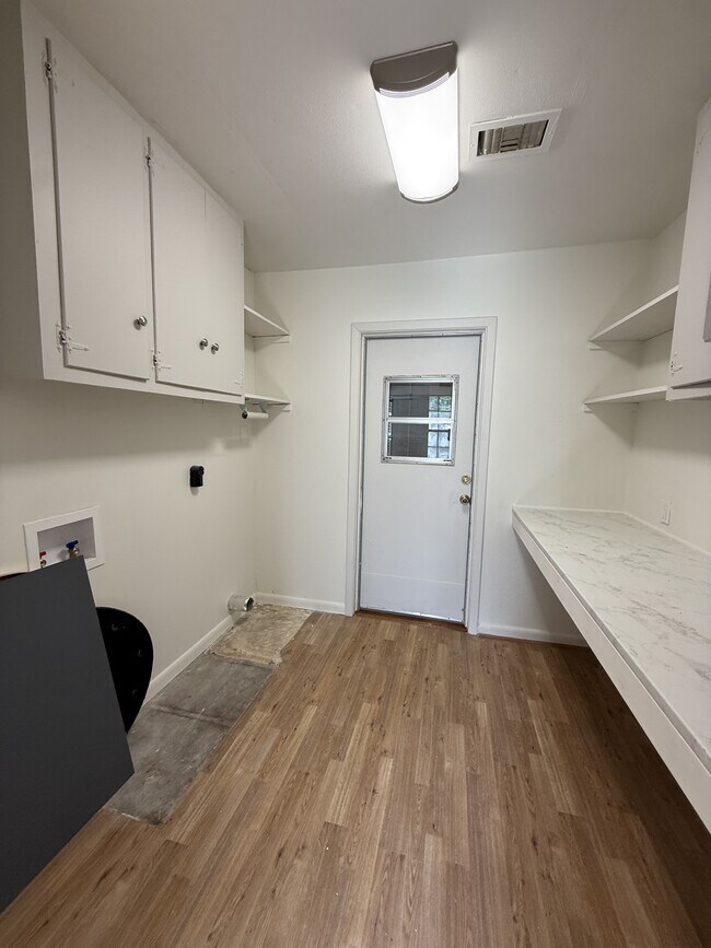 Building Photo - 880 Lockwood Dr
