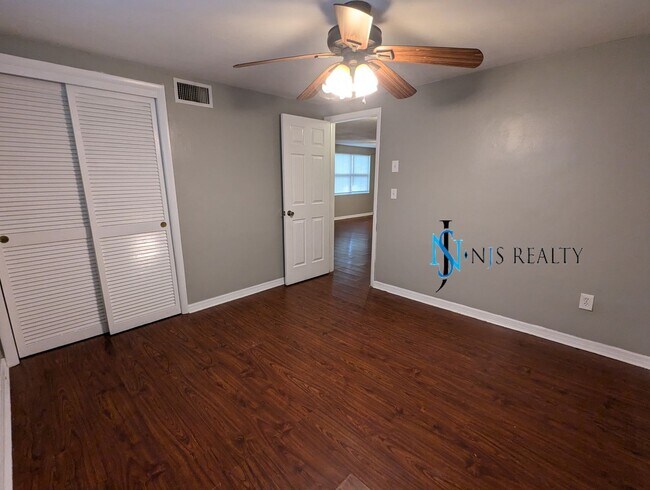 Building Photo - Beautiful, open floorplan 3/2/1 1100 Sq. F...